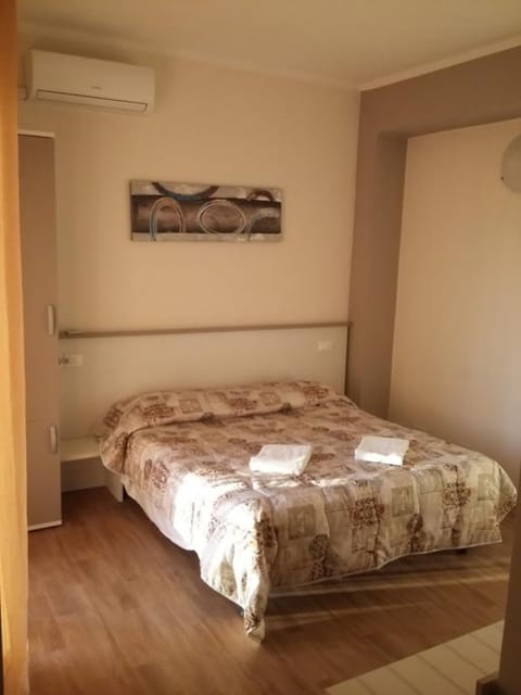 Standard Double Room | Bathroom | Shower, free toiletries, hair dryer, towels