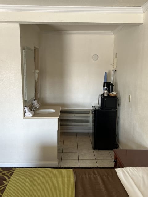 Combined shower/tub, free toiletries, hair dryer, towels