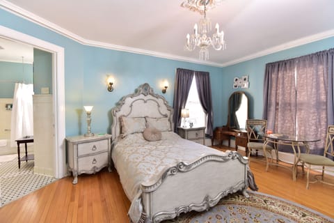 Deluxe Room, 1 Queen Bed, Connecting Rooms, Garden View | Premium bedding, individually decorated, individually furnished, desk