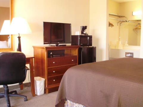 Deluxe Room, 1 Queen Bed | In-room safe, desk, blackout drapes, iron/ironing board