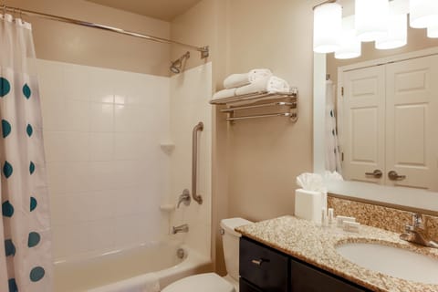 Combined shower/tub, free toiletries, hair dryer, towels