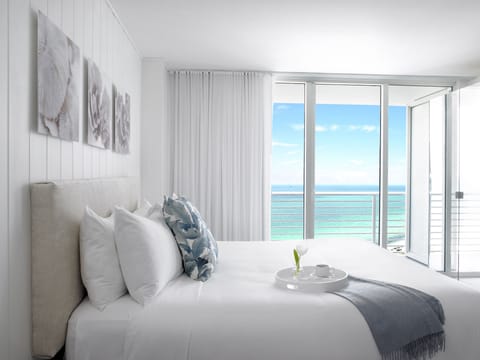 Deluxe Suite, 1 Bedroom, Partial Ocean View  | Egyptian cotton sheets, premium bedding, down comforters, minibar