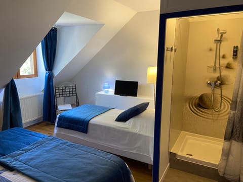 Triple Room | Desk, soundproofing, iron/ironing board, cribs/infant beds