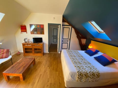 Desk, soundproofing, iron/ironing board, cribs/infant beds