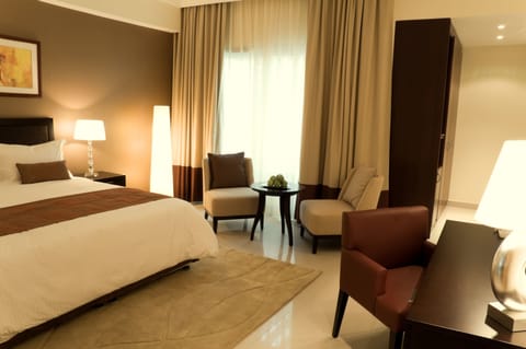 Executive Suite, 1 King Bed, Non Smoking | Premium bedding, minibar, in-room safe, soundproofing