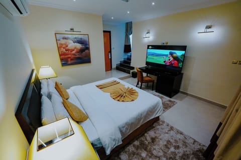 Royal Suite King with private pool, Smoking | Premium bedding, in-room safe, soundproofing, iron/ironing board