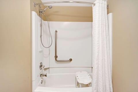 Combined shower/tub, hair dryer, towels