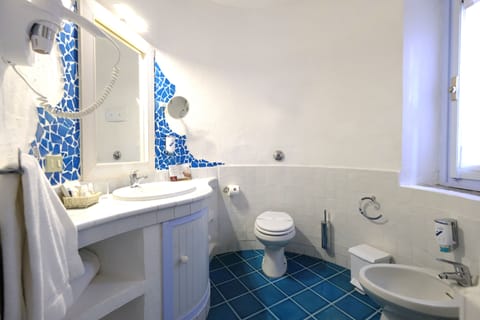 Garden Room | Bathroom | Shower, rainfall showerhead, free toiletries, hair dryer