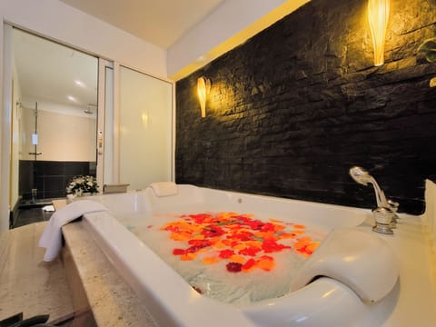 Luxury Jacuzzi Suite | Bathroom | Combined shower/tub, free toiletries, hair dryer, slippers