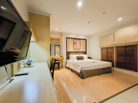 Deluxe Room | Minibar, in-room safe, desk, laptop workspace