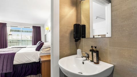 Standard Room, Multiple Beds, Non Smoking | Bathroom | Towels