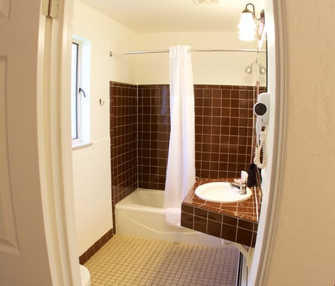 Standard Room, 1 King Bed, Non Smoking | Bathroom | Combined shower/tub, hair dryer, towels