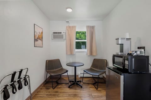 Standard Room, 1 Queen Bed, Non Smoking | Premium bedding, blackout drapes, free WiFi, bed sheets