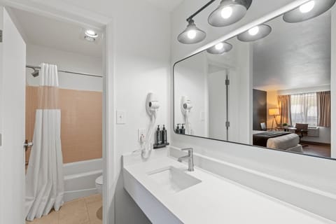 Standard Room, 1 King Bed, Non Smoking | Bathroom | Combined shower/tub, hair dryer, towels