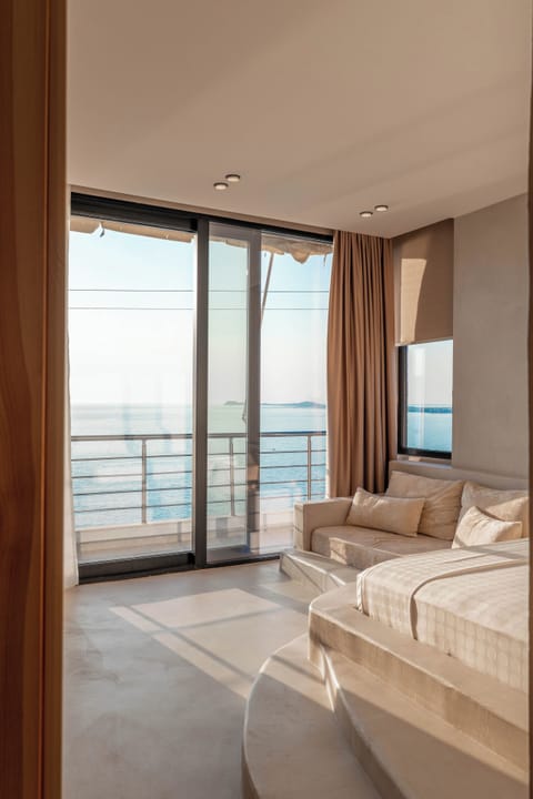 Superior Double Room | 1 bedroom, in-room safe, desk, bed sheets