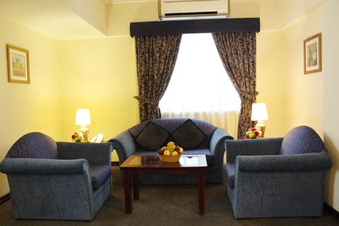 Suite | In-room safe, free WiFi, bed sheets, alarm clocks