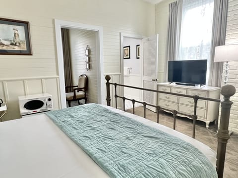 Gilbert Suite | Premium bedding, individually furnished, iron/ironing board, free WiFi