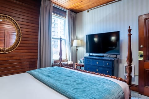 9 - Emma room | Premium bedding, individually furnished, iron/ironing board, free WiFi