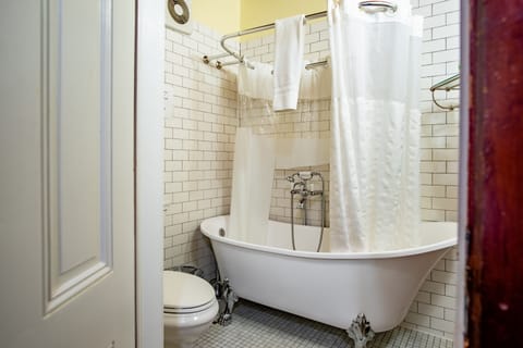 7 - Alexander room | Bathroom | Free toiletries, hair dryer, bathrobes, slippers