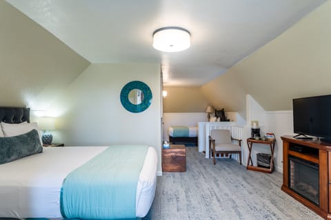 10 - The Garret room | Premium bedding, individually furnished, iron/ironing board, free WiFi