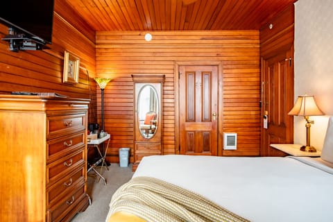 8 - Turret room | Premium bedding, individually furnished, iron/ironing board, free WiFi