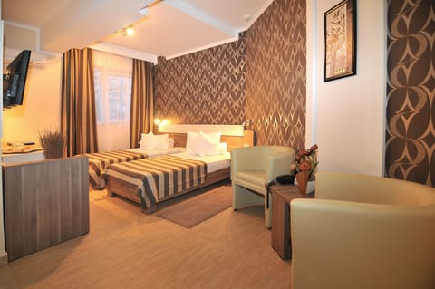 Double or Twin Room | Minibar, in-room safe, individually decorated, individually furnished