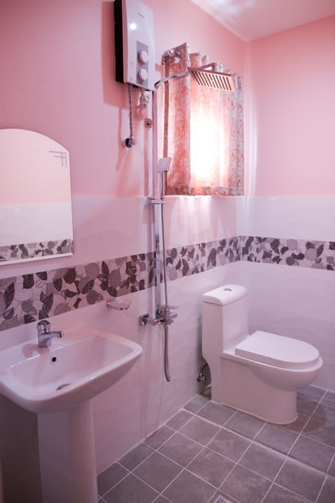 Pink House, Family Room | Bathroom | Shower, free toiletries, hair dryer, towels