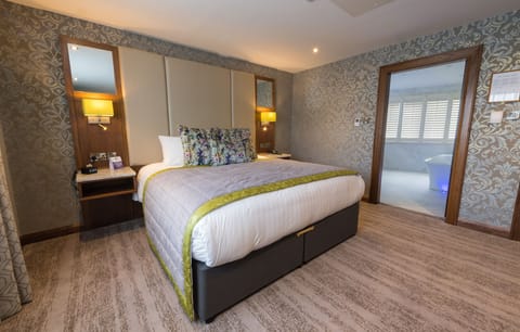 Deluxe Double Room | Desk, iron/ironing board, free WiFi, bed sheets