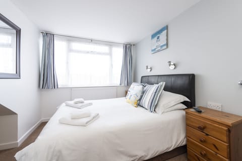 Standard Double Room, Ensuite (Room 8) | Premium bedding, blackout drapes, iron/ironing board, free WiFi