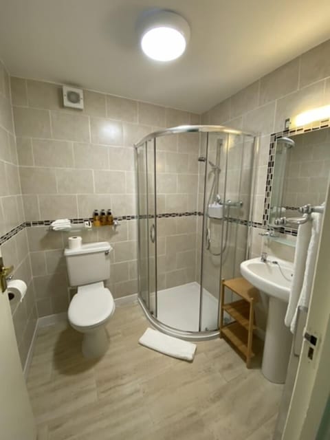 Double Room, Ensuite (B&B) | Bathroom | Free toiletries, hair dryer, towels