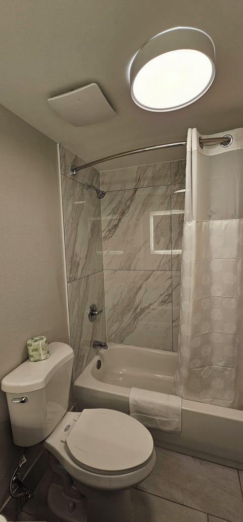 Combined shower/tub, hydromassage showerhead, free toiletries