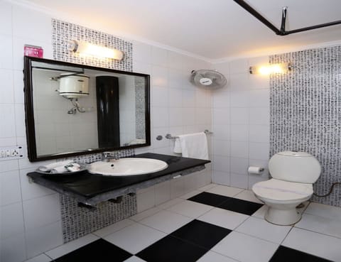 Double or Twin Room | Bathroom | Shower, rainfall showerhead, free toiletries, towels