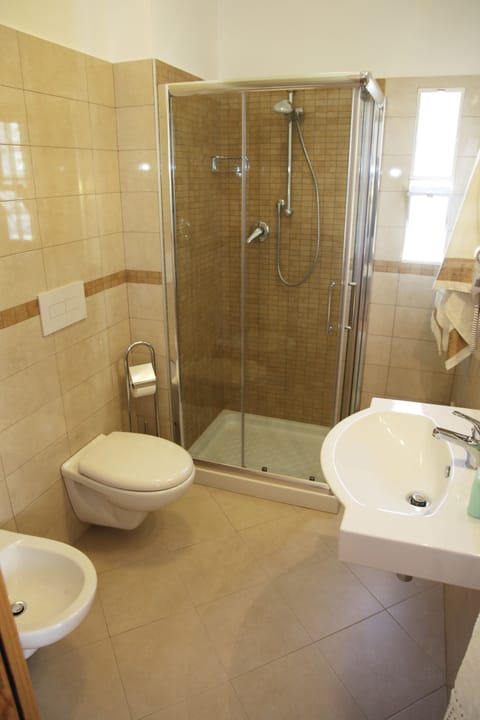 Deluxe Double Room, 1 Queen Bed | Bathroom | Shower, free toiletries, hair dryer, bidet