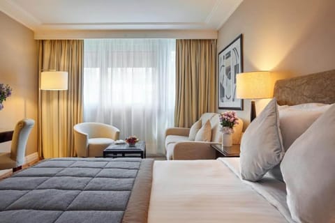 Executive Room, 1 King Bed | Premium bedding, minibar, in-room safe, desk