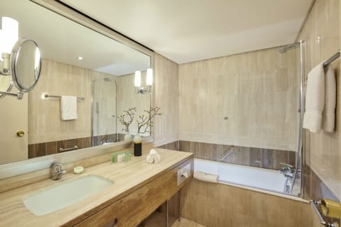 Junior Suite, 1 Queen Bed | Bathroom | Combined shower/tub, free toiletries, hair dryer, bathrobes