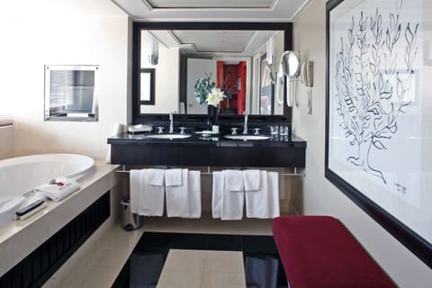 Presidential Suite | Bathroom | Combined shower/tub, free toiletries, hair dryer, bathrobes