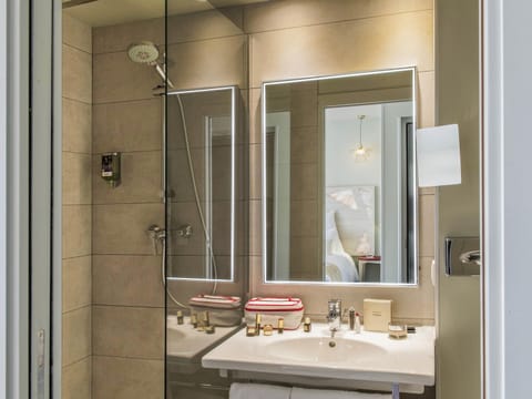 Standard Twin Room, 2 Twin Beds | Minibar, in-room safe, desk, soundproofing