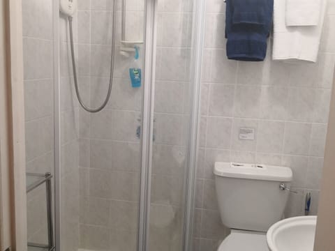 Double Room, Ensuite (Blue Room) | Bathroom | Free toiletries