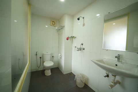 Deluxe Cottage, 1 Queen Bed, Partial Sea View | Bathroom | Bathtub, free toiletries, towels