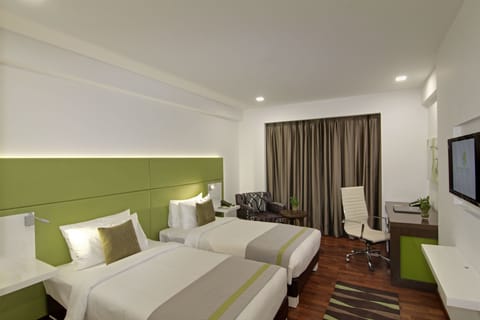 Superior Room with Complementary 2 Piece Laundry | Minibar, in-room safe, desk, laptop workspace