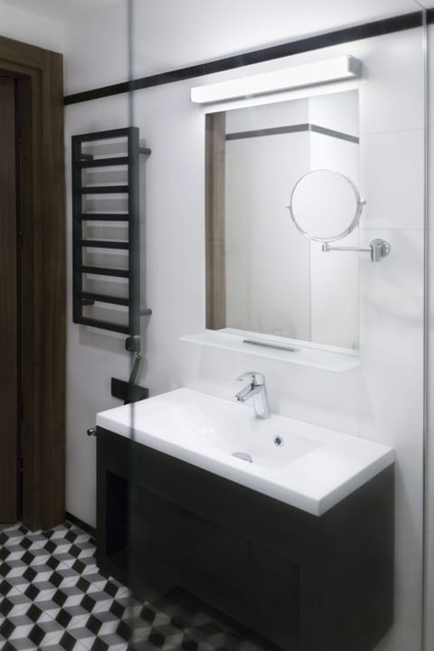 Superior Twin Room | Bathroom | Shower, eco-friendly toiletries, hair dryer, towels