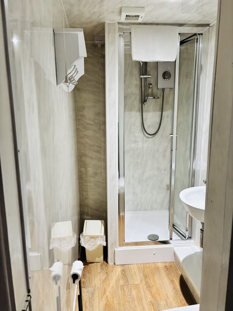 Twin Room, Ensuite | Bathroom