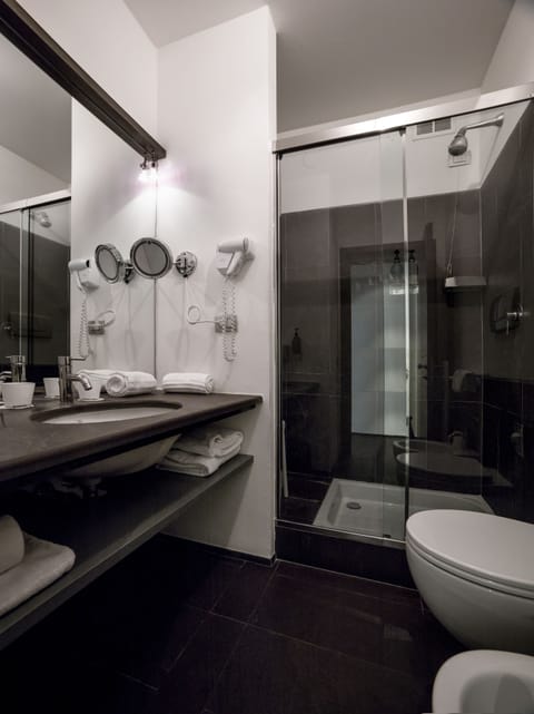 Shower, rainfall showerhead, free toiletries, hair dryer