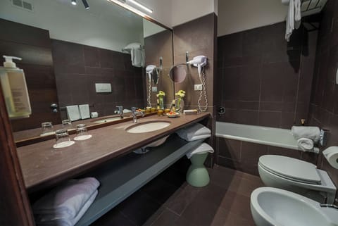 Junior Suite, 1 King Bed | Bathroom | Shower, rainfall showerhead, free toiletries, hair dryer