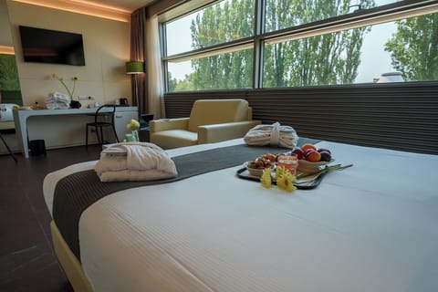 Junior Suite, 1 King Bed | Memory foam beds, minibar, in-room safe, desk