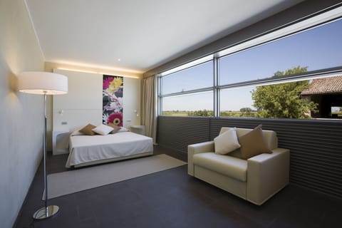 Junior Suite, 1 King Bed | Memory foam beds, minibar, in-room safe, desk