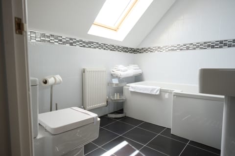 Duplex | Bathroom | Combined shower/tub, hair dryer, slippers, towels