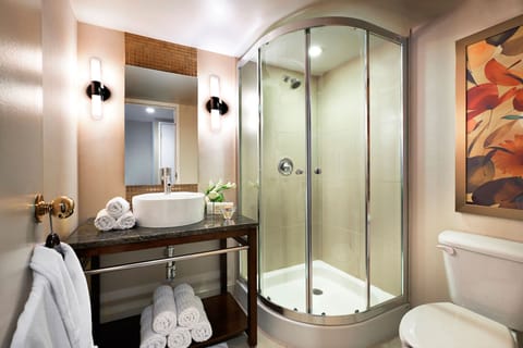 Deluxe Suite, 1 King Bed (King) | Bathroom | Combined shower/tub, eco-friendly toiletries, hair dryer, towels