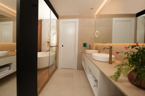 Suite Son Caliu Partial Sea View | Bathroom | Free toiletries, hair dryer, bathrobes, slippers