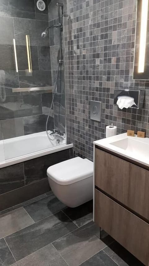 Twin Room | Bathroom | Combined shower/tub, deep soaking tub, hair dryer, towels